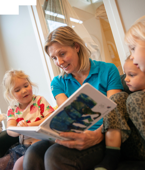 Voorlezende pedagogisch medewerker